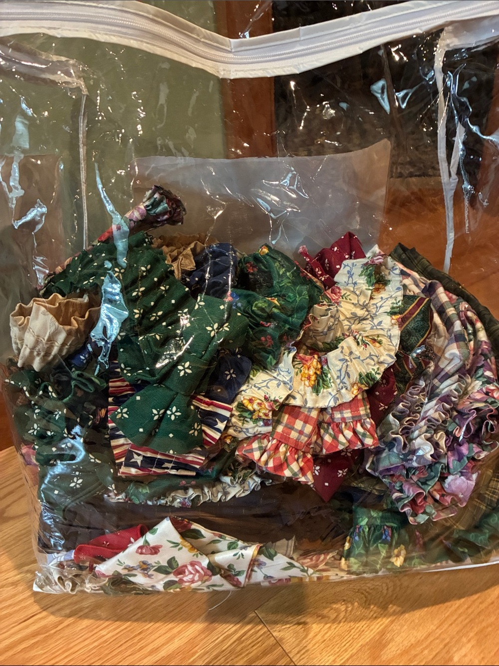 Longaberger Assorted Floral & Plaid Fabric garters and assorted basket liners